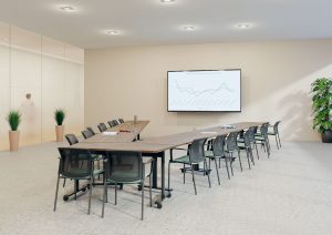 longue table de réunion en trapèze et écran sur le mur