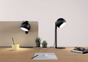 gros plan sur un bureau avec lampe pied et lampe accroché à un ordinateur