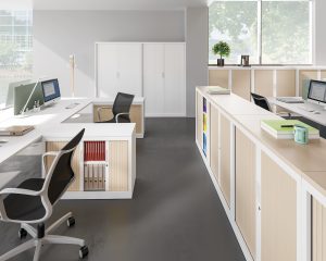 espace de travail avec rangements armoires rideaux entre les bureaux