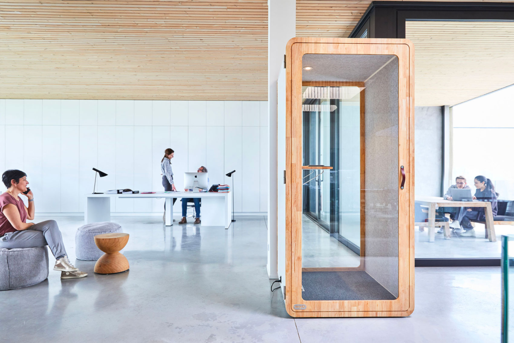 Phone box solo dans des bureaux